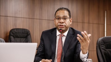 Conselheiro federal da OAB, André Costa apresentou proposta de reserva de 30% dos cargos da instituição para advogadas e advogados negros. Foto: Natália Rocha/OAB-CE