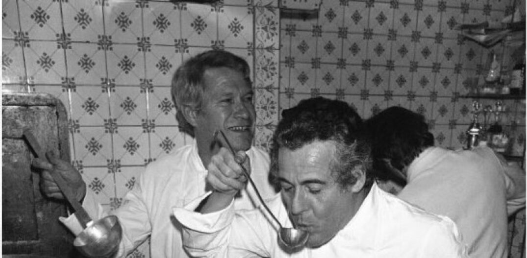 Christian Millau e Henri Gault em um restaurante de Paris em 1977, para promover uma nova edição do seu guia de restaurantes. Foto: Jacques Langevin|AP