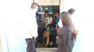 Jornalistas ficaram presos no elevador antes da cerimônia de abertura. Foto: Marcio Dolzan/Estadão