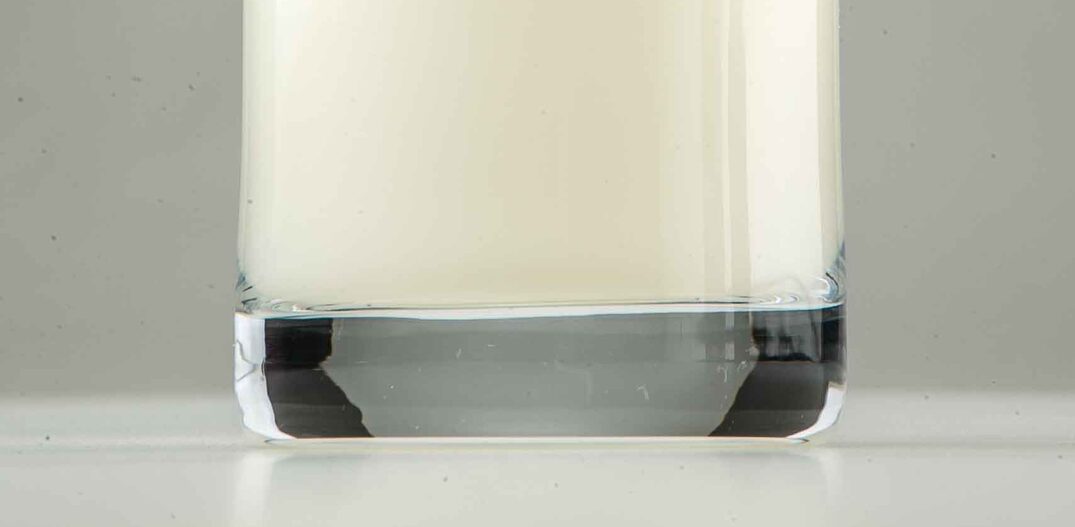Copo de vidro preenchido com leite. Foto: Daniel Teixeira/Estadão
