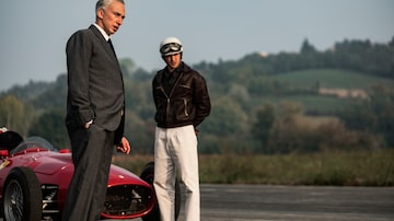 Adam Driver e Gabriel Leone em 'Ferrari'. Foto: Lorenzo Sisti/Diamond Films/Divulgação