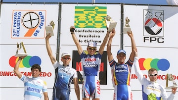Murilo Fischer (centro) comemora vitória na Prova 9 de Julho, realizada em São Paulo, em 2000. Foto: Sebastião Moreira/AE