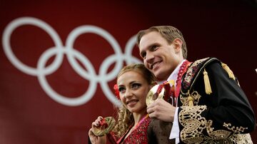 FILE PHOTO: Figure skating - Gold medal winners Tatiana Navka and Roman Kostomarov from Russia pose on the podium after the ice dancing competition at the 2006 Turing Winter Olympics, Italy February 20, 2006. REUTERS/Jerry Lampen/File Photo. Foto: Jerry Lampen/Reuters