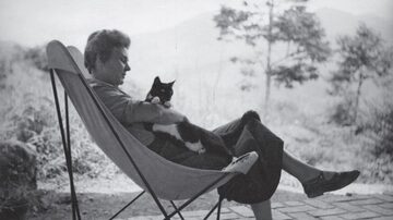 Elizabeth Bishop com o gato Tobias, em 1954. Imagem intergra o livro 'Feijão-Preto e Diamantes'. Foto: J. L. Castell