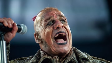 (FILES) Till Lindemann, lead vocalist of the band Rammstein, performs on stage of the HDI-Arena stadium in Hanover, northern Germany, during a concert of the band's "Europa Stadion Tour" on July 2, 2019. Germany's families minister has called for better protection for fans at concerts amid a wave of sexual assault allegations against the frontman of veteran rock band Rammstein. Several women have come forward in recent days to accuse Till Lindemann, 60, of grooming and sexually assaulting them at after-show parties. (Photo by Christophe Gateau / DPA / AFP) / Germany OUT / RESTRICTED TO EDITORIAL USE IN CONNECTION WITH REPORTS OF RAMMSTEIN'S EUROPA STADION TOUR 2019. Foto: CHRISTOPHE GATEAU / AFP
