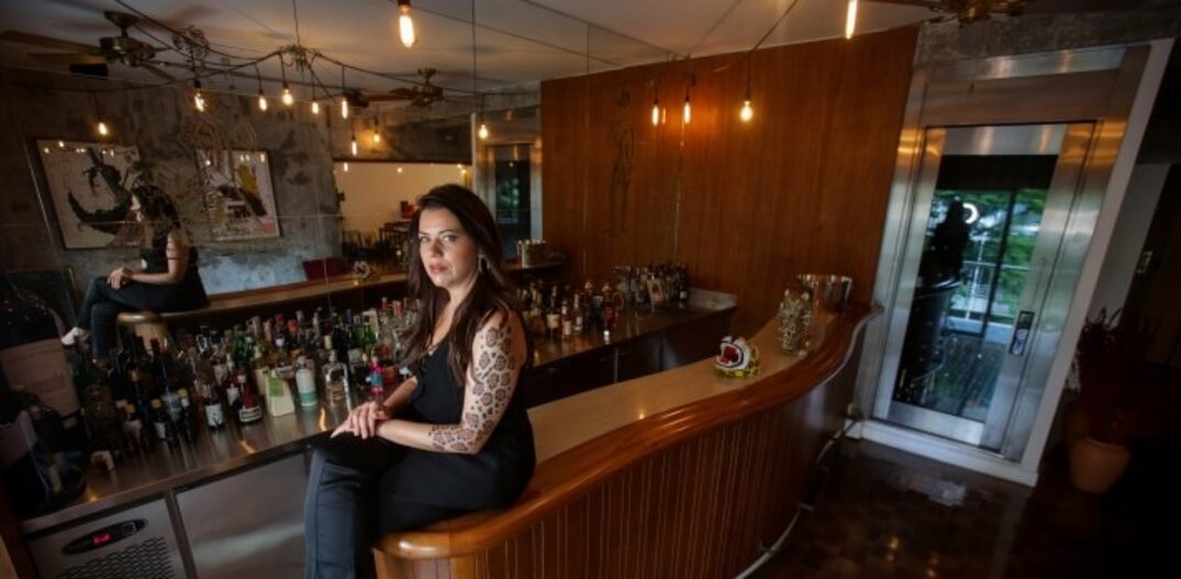 Janaína Rueda no bar do seu apartamento. Foto: Felipe Rau