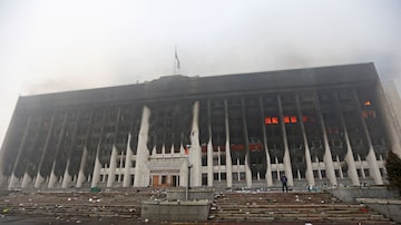 Prefeitura de Almaty foi incendiada durante protestos provocados pelo aumento do preço do combustível. Foto: Pavel Mikheyev/Reuters