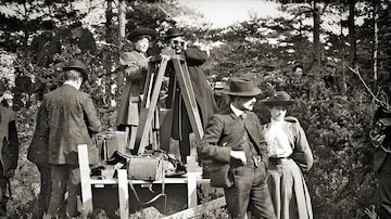 Alice Guy Blaché, no centro à esquerda, no set de um filme na França em 1906. Um filme estreado em 2018 pretende restaurar o seu legado de pioneira. Foto: Société française de photographie 