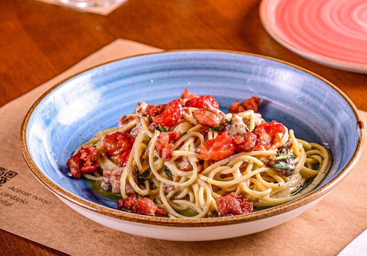Espaguete de linguiça toscana e confit de tomate, do Foglia Forneria