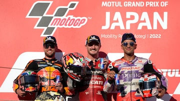 Winner Australian rider Jack Miller, center, second place South African rider Brad Binder, left, and third place Spanish rider Jorge Martin stand together during awards ceremony after winning the MotoGP race of the Japanese Motorcycle Grand Prix at the Twin Ring Motegi circuit in Motegi, north of Tokyo Sunday, Sept. 25, 2022. (AP Photo/Shuji Kajiyama). Foto: Shuji Kajiyama/AP Photo