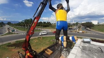
Estátua do João do Pulo é retirada de pedestal. Foto Prefeitura de Pindamonhangaba/Divulgação.
