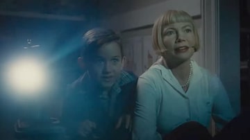 Michelle Williams e Mateo Zoryon Francis-DeFord em cena de The Fabelmans, filme de Steven Spielberg baseado em sua infância. Foto: Universal Studios e Amblin Entertainment