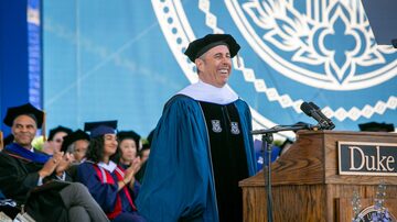 Jerry Seinfeld durante cerimônia de formatura na Universidade de Duke. Foto: Bill Snead/AP