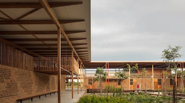 O edifício é um complexo escolar chamado “Aldeia das crianças”, da fazenda Canuaña no Formoso do Araguaia, em Tocantins. Foto: Leonardo Finotti
