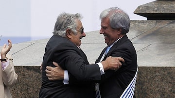 Mujica passou a faixa presidencial para Vázquez durante cerimônia neste domingo. Foto: Hugo Ortuño/Efe