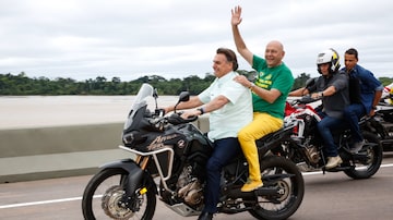 O presidente Jair Bolsonaro e empresário Luciano Hang passearam de moto durante inauguração da ponte. Foto: ANDERSON RIEDEL/PR
