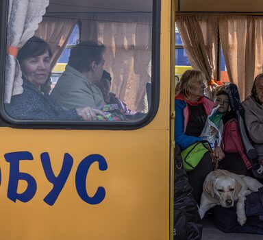 Zaporizhzhia (Ukraine), 02/05/2022.- Internally displaced people sit in a bus after arriving from the frontline town of Orikhiv, at the evacuation point in Zaporizhzhia, Ukraine, 02 May 2022. Thousands of people who still remain trapped in Mariupol and other areas occupied by the Russian army in south Ukraine wait to be evacuated to safer areas. (Rusia, Ucrania, Estados Unidos) EFE/EPA/ROMAN PILIPEY
