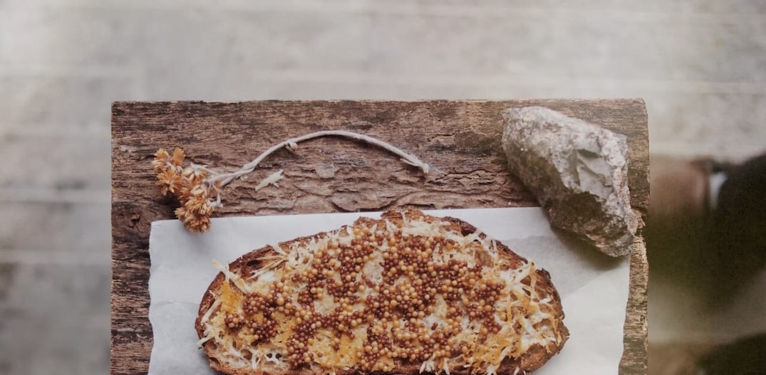 Queijo quente com sementinhas de mostarda fermentadas, uma das receitas da Lano Alto. Foto: Peèle Lemos