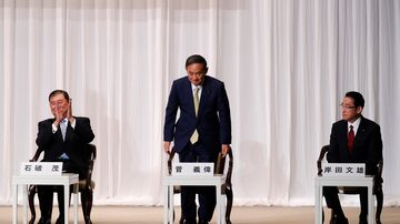 O atual secretário-geral de governo,Yoshihide Suga (centro), ao lado do dirigente do PLD,Fumio Kishida (direita) e do ex-ministro da Defesa, Shigeru Ishiba (esquerda). Foto: Kim Kyung-hoon/Pool Photo via AP