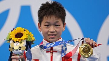 Quan Hongchan conquista medalha de ouro em Tóquio na plataforma de 10 metros. Foto: Marko Djurica/ Reuters