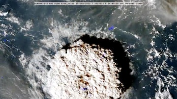 Nuvem de fumaça sobe após erupção do Hunga Tonga-Hunga Ha'apai. Foto: NOAA/SSEC/CIMSS via REUTERS