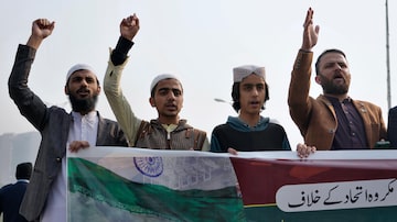 Paquistaneses protestam contra os bombardeios iranianos que atingiram o país na quarta-feira, 17 
