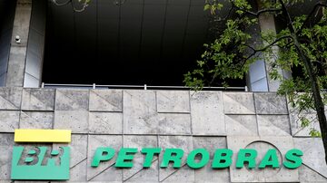 FILE PHOTO: A logo of Brazil's state-run Petrobras oil company is seen at their headquarters in Rio de Janeiro, Brazil October 16, 2019. REUTERS/Sergio Moraes/File Photo