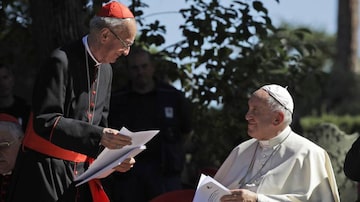 O Papa Francisco enviou telegrama lamentando o falecimento do cardeal Claudio Hummes; em 2019, os dois estiveram juntos nos jardins do Vaticano. Foto: Alessandra Tarantino / AP