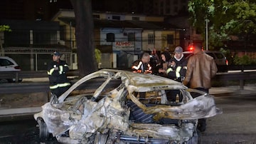 Avenida dos Bandeirantes.O carro de Alexandre Stoian pegou fogo após a batida. Foto: Edu Silva/Futura Press