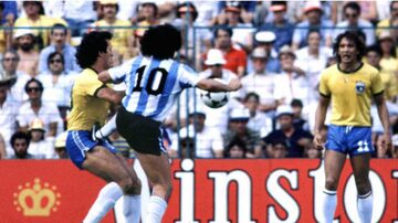 Maradona agride Batista no jogo da Copa de 1982. Foto: George Herringshaw/Arquivo Estadão
