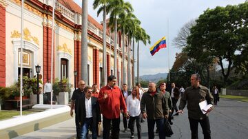 Nicolás Maduro (de vermelho) caminha ao lado de outros dirigentes chavistas antes de ato de governo na capital Caracas. Foto: EFE/PRENSA MIRAFLORES