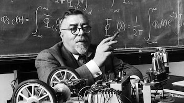 
 Norbert Wiener: "Informação é informação, não matéria ou energia."