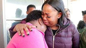 Bernice Parks, mãe de Sandra, e Jasmine Wells, madrinha. Foto: Sisti/Milwaukee Journal-Sentinel via AP 