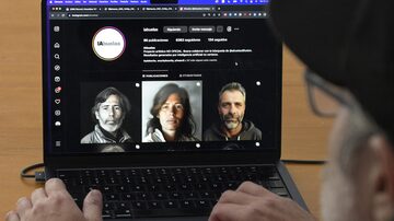 Argentine art designer Santiago Barros shows the Instagram account displaying pictures created with an AI program using file portraits from the Abuelas de Plaza de Mayo photo bank of couples disappeared during the dictatorship (1976-1983) to recreate what the still missing grandchildren might look like today, at his home in Buenos Aires on July 21, 2023. With the idea of "filling a gap" due to a lack of images but without scientific pretension, Santiago Barros came up with the idea of using artificial intelligence to promote and encourage the search for babies stolen during the dictatorship based on photos of their missing parents. (Photo by JUAN MABROMATA / AFP). Foto: Juan Mabromata/AFP