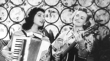 Adelaide Chiozzo e Eliana Macedo, em cena do filme 'Aviso aos Navegantes', de 1950. Foto: Acervo Estadão