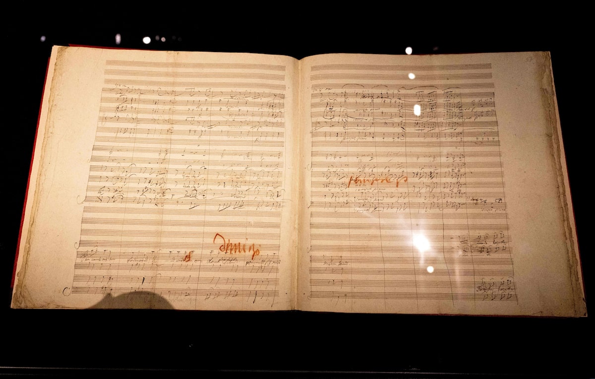 Um manuscrito da Sinfonia nº 9 em Ré menor, op. 125 do compositor alemão Ludwig van Beethoven é visto em exposição no Theater Museum em Viena, Áustria. 