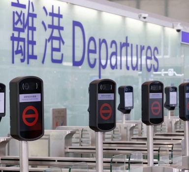 Saguão de embarque fechado no Aeroporto Internacional de Hong Kong. REUTERS/Tyrone Siu