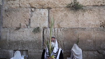 Judeus ortodoxos participam de celebração no Muro das Lamentações. Foto: EFE/EPA/ABIR SULTAN