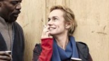 
 Sandrine Bonnaire com  Eriq Ebouaney em "Uma Temporada na França", hoje no streaming do Telecine e no empório online de DVDs https://loja.imovision.com.br/ . Foto: Estadão
