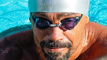 Homem negro de cavanhaque com óculos e toca de natação. Foto: Reprodução/Facebook