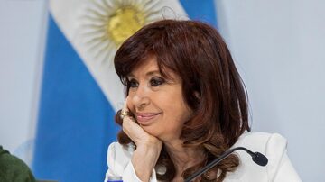 This handout photo released by Cristina Fernandez de Kirchner's Press Office shows Argentina's Vice President Cristina Fernandez de Kirchner (R) during a meeting with representatives of the Catholic Church who work in poor neighbourhoods, on September 15, 2022, at the National Congress, in Buenos Aires, during her first public appearance after an attempted murder against her on September 1 at the door of her house. - Argentina's Vice-President Cristina Kirchner on Thursday evoked the solidarity of her compatriot Pope Francis after she was the victim of an attempted murder a fortnight ago outside her home in Buenos Aires, from which she was unharmed "thanks to God and the Virgin". (Photo by Charo LARISGOITIA / Cristina Fernandez de Kirchner's Press service / AFP) / RESTRICTED TO EDITORIAL USE - MANDATORY CREDIT "AFP PHOTO / Cristina Fernandez de Kirchner's Press service / Charo Larisgoitia " - NO MARKETING - NO ADVERTISING CAMPAIGNS - DISTRIBUTED AS A SERVICE TO CLIENTS. Foto: Charo LARISGOITIA / Cristina Fernandez de Kirchner's Press service / AFP - 15/9/2022