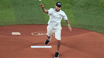 Brazilian soccer player Neymar throws out a ceremonial first pitch before the start of a baseball game between the Miami Marlins and the Pittsburgh Pirates, Thursday, March 28, 2024, in Miami. (AP Photo/Wilfredo Lee). Foto: Wilfredo Lee/AP