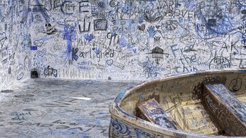 Na instalação de Yoko Ono, no Mori Art Museum, questiona a condição dos refugiados com cores frias e um barco tombado. Foto: Mori Art Museum 