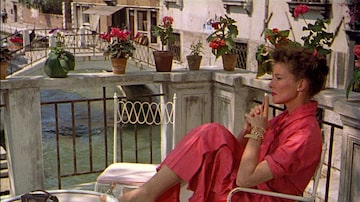 Em 'Quando o Coração Floresce', Katharine Hepburn faz a norte-americana virgem que passa férias em Veneza. Embora coroa, nunca deixou de sonhar com o grande amor. Foto: Lopert Films