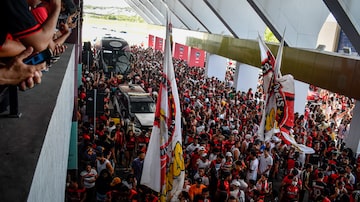 Desembarque da delegação do Vitória em Salvador contou com a presença de centenas de torcedores. Foto: Pietro Carpi/ ECV