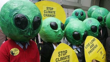 Ativistas do Greenpeace se fantasiaram de alienigenas durante manifestação em frente ao banco em Manila, nas Filipinas. Foto: Pat Roque