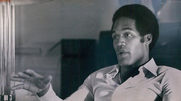 FILE Ñ O.J. Simpson in 1976, one of his final years of NFL stardom. Simpson, who ran to fame on the football field, made fortunes as a Black all-American in movies, advertising and television, before being acquitted of killing his former wife and her friend in a 1995 trial that mesmerized the nation, died of cancer on April 10, 2024. He was 76. (Robert Walker/The New York Times)



. Foto: Robert Walker/NYT