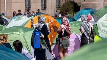 Manifestantes acampam na Universidade de Columbia, que adiou ação policial afirmando que negociações avançaram, Nova York, 24 de abril de 2024.