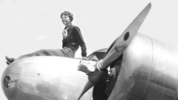 A aviadora Amelia Earhart com seu modelo Lockheed 0-E Electra, em 1936. Foto: The New York Times