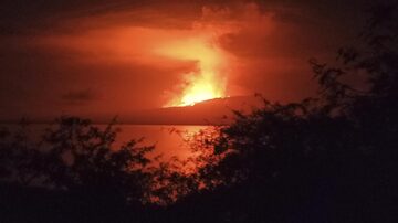 Imagens compartilhadas nas redes sociais tiradas por visitantes de Galápagos mostram o perfil do vulcão contra um céu vermelho 